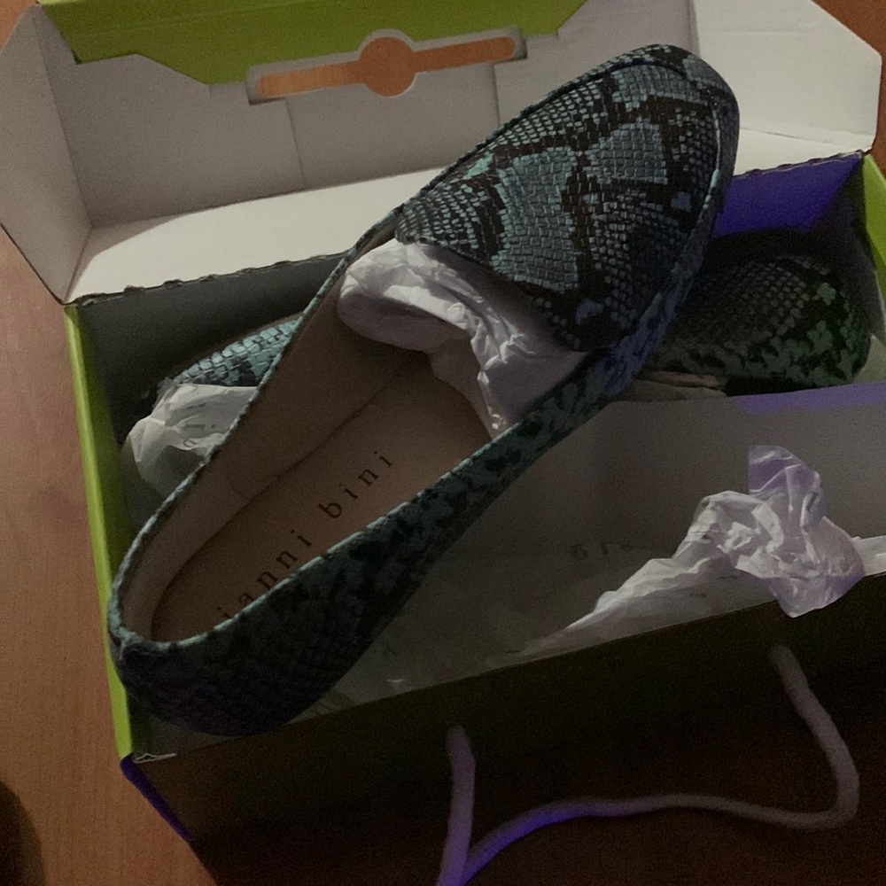 Gianni Bini leather animal print. The color is teal